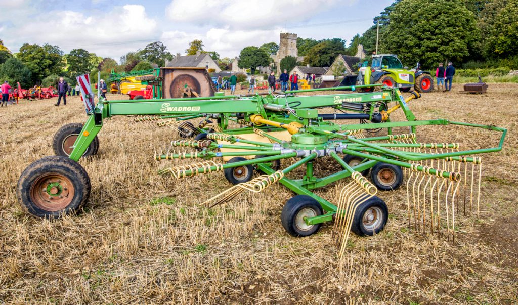 This 2008 Krone Swadro 900 trailed hydraulic-folding (twin-rotor) rake sold for £5,800