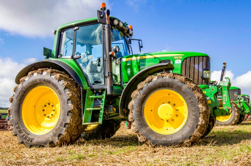 This 2010 John Deere 6930 Premium AutoPowr (50kph) was equipped with: front and cab suspension; front linkage and PTO; air seat; CommandARM; 3 electric spools; ‘power beyond’; ISOBUS; AutoTrac; air brakes; and 650/65 R38 rear and 540/65 R28 front wheels and tyres. With 8,295 hours on the clock, it sold for £34,200