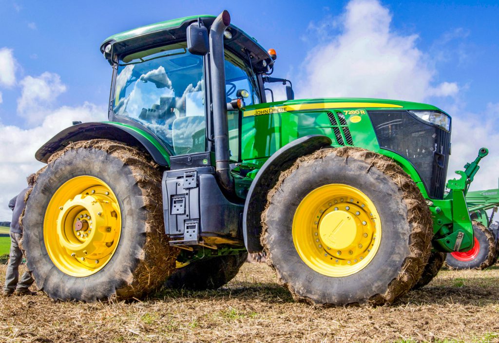This 2013 John Deere 7280R AutoPowr (50kph) was equipped with the following: front linkage; CommandARM; air-seat; ‘power beyond’; 5 spool valves; rear wheel weights; ISOBUS; AutoTrac; and 710/70 R42 rear and 600/70 R30 front wheels and tyres. It also has a warranty and service contract available to 2018 and a full dealer service history. With 3,346 hours on the clock, it sold for £68,500