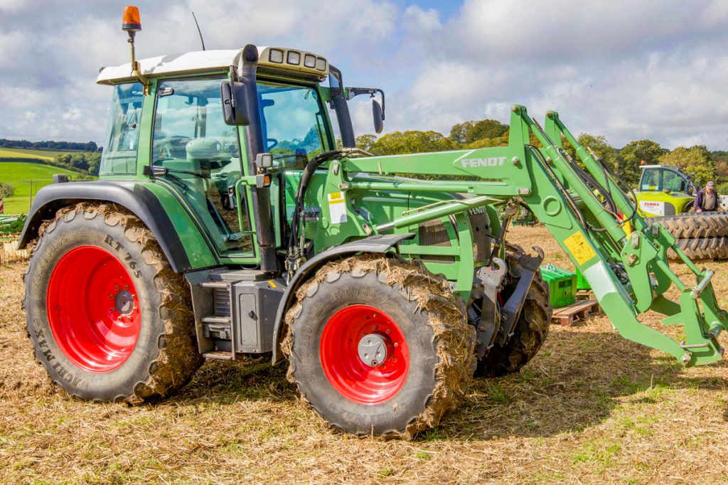 This 50kph Fendt 412 Vario (and front loader) was equipped with: front suspension; front linkage; air brakes; heated air seat; and 520/70 R38 rear and 480/70 R24 front wheels and tyres. It also had a dealer service history. With 8,013 hours showing, it sold for a substantial £33,400
