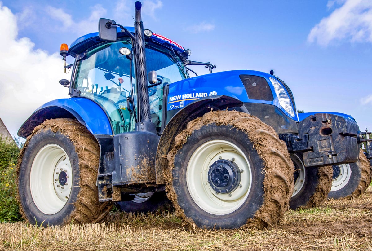 This 2013 New Holland T7.200 (Range Command) was equipped with: front and cab suspension; front weights; and 580/70 R38 rear and 480/70 R28 front wheels and tyres. It had 3,593 hours on the clock. It sold for £38,800