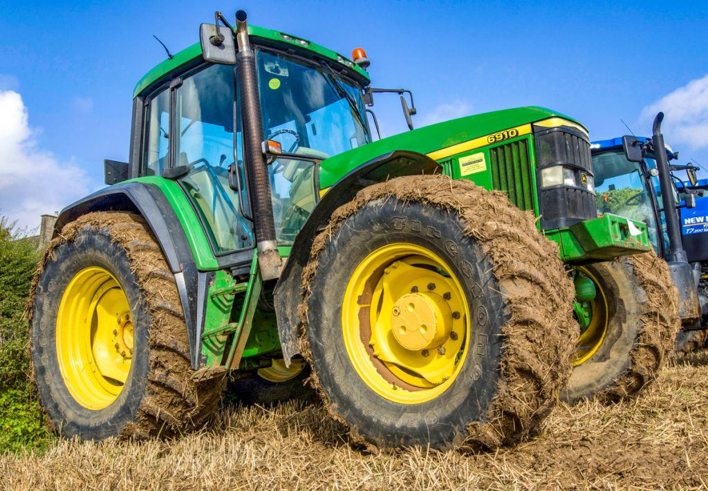 John Deere’s 6910, like the bigger 7810, is fast becoming a modern classic in tractor circles. This 2002 6910 is a slightly unusual AutoPowr (stepless transmission) version. It is equipped with TLS front suspension and 650/65 R38 rear and 540/65 R28 front wheels and tyres. It had an estimated 10,000 hours under its belt. It sold for £13,000