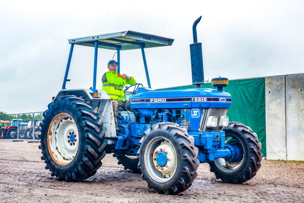 Don’t forget to wrap up: This timeless Ford 6610, with 3,290 recorded hours, sold for £7,800