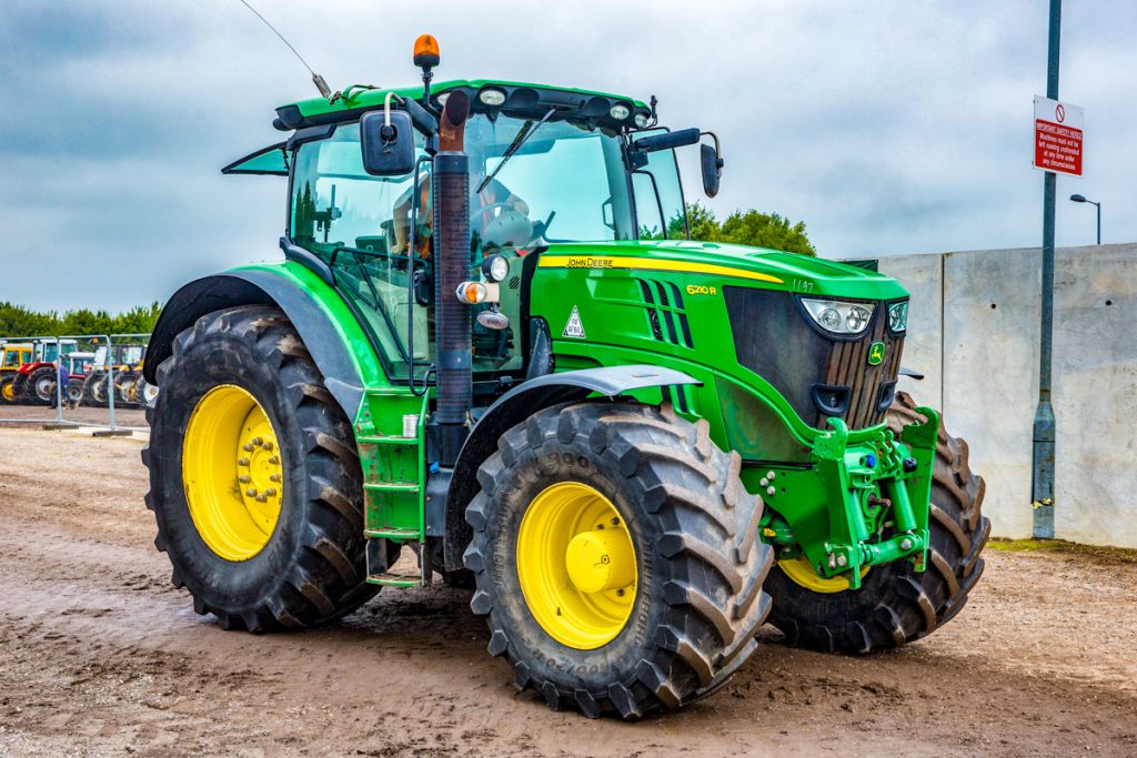 This recent, fresh-looking 2013 John Deere 6210R sold for £46,200. It had 6,469 hours on the clock