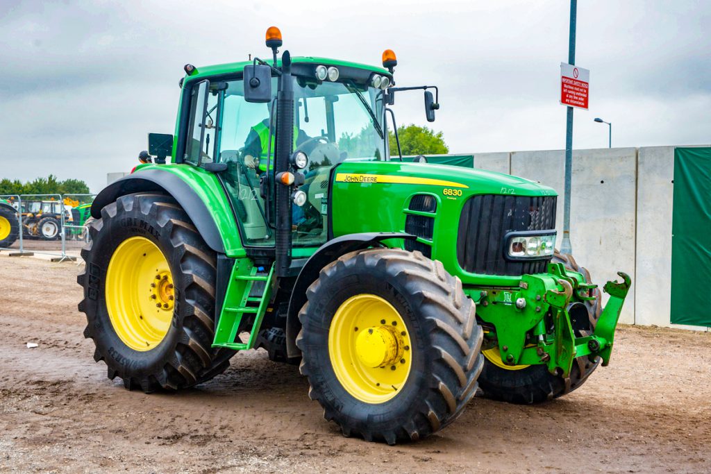 This extremely clean 2008 John Deere 6830 Premium, equipped with front linkage, sold for £25,200. It had a 50kph AutoPowr (stepless) transmission. 8,923 hours were showing on the clock