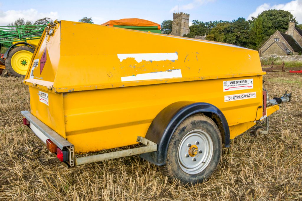 This Western 1,000L ‘fast-tow’ fuel bowser (with an electric pump) sold for £600