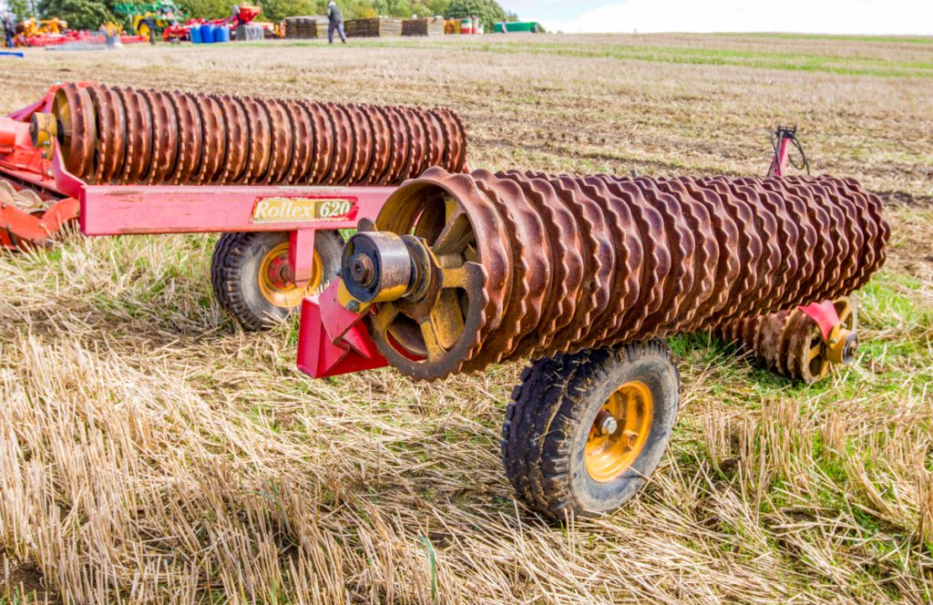 This 6.2m-wide 1995 Vaderstad Rollex 620 set of folding rolls (with breaker rings) sold for £1,550