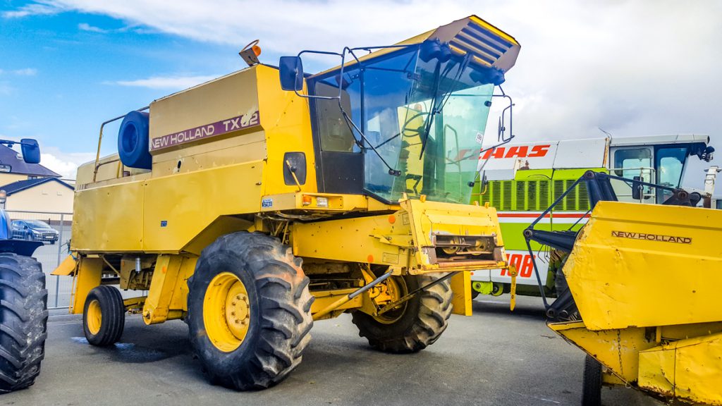 This 1988 New Holland TX32, with 4,324 (engine) hours, sold for €8,000