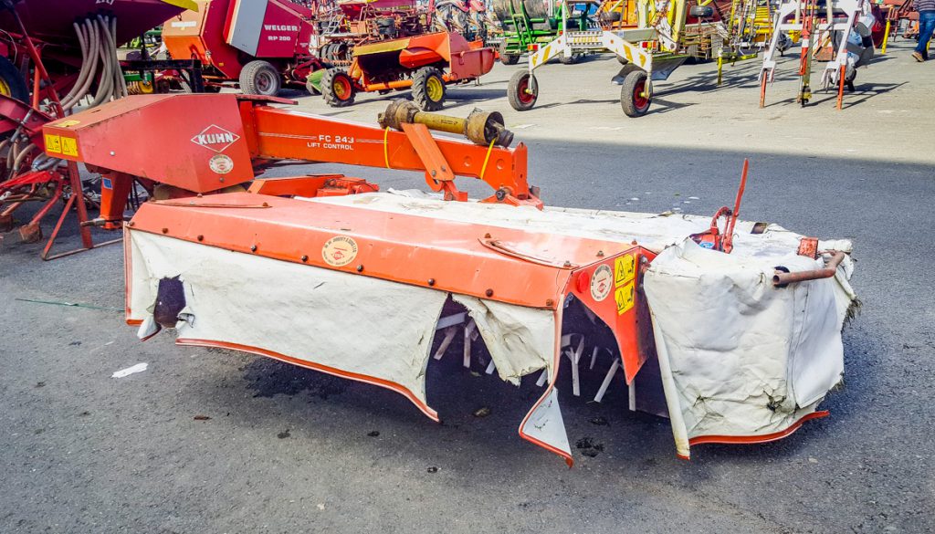 This 2001 Kuhn FC243 rear-mounted mower, with a new conditioner fitted, sold for €1,000