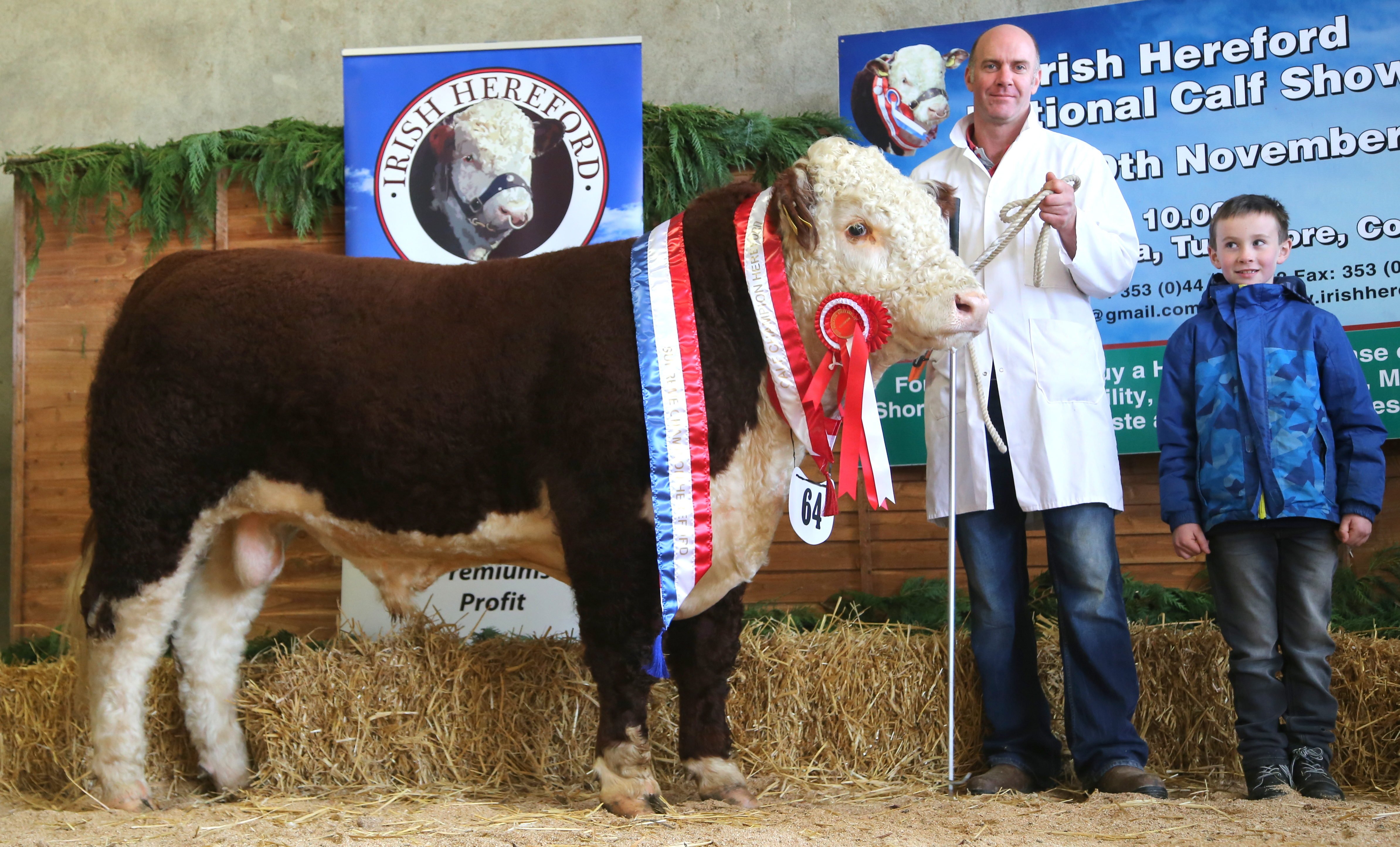 Last year’s winner: Supreme and Senior Male Champion Riverrock Goldstar with owner Tony Hartnett and assistant Gerry O’Riordan. Image source: Tricia Kennedy