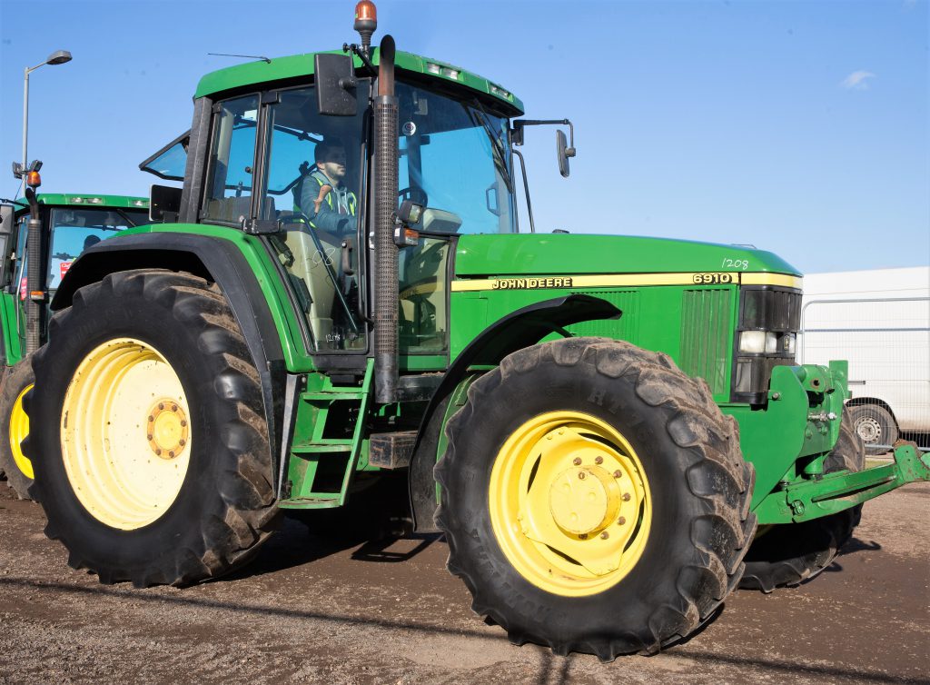 Modern classic: This 1999 John Deere 6910 (PowrQuad), with TLS front suspension, front linkage and 5,225 hours, sold for £17,100
