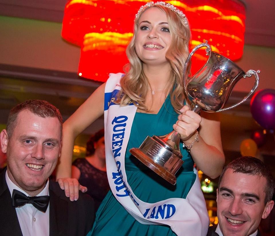 Kildare’s Emma Birchall was crowned the W.R. Shaw Queen of the Land for 2017 with Head Escorts Fergal Leonard and Ronan Phelan. Image source: Paul Moore