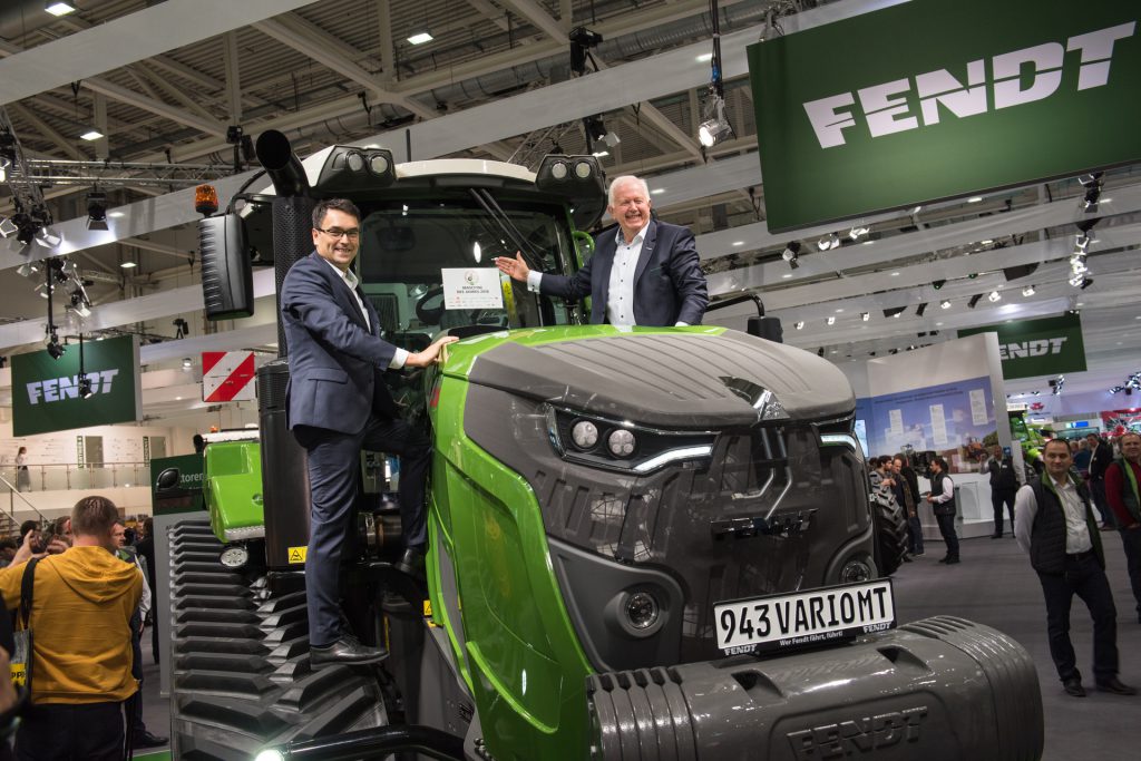 Accepting the award for ‘2018 Machine of the Year’ in the ‘Tractors XXL’ category were: Roland Schmidt, vice president Fendt Marketing; and Peter-Josef Paffen, vice president and chairman of the Fendt management board