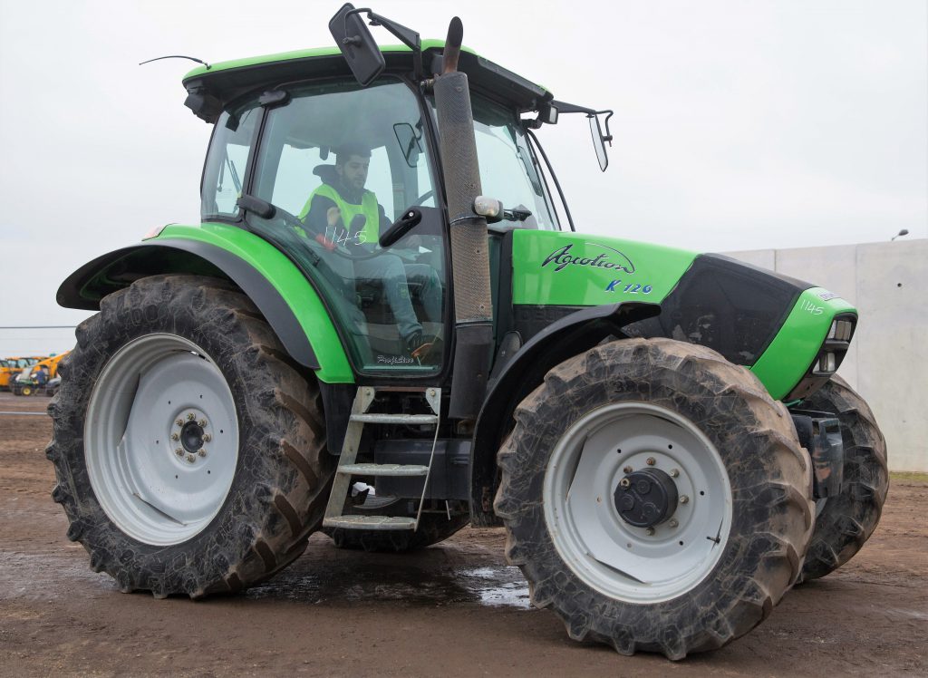 This 2007 Deutz-Fahr K120 'ProfiLine' (40kph), with air-conditioning, had 3,609 hours showing. Bidding topped out at £18,000; it didn't sell