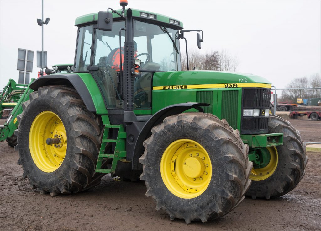 This 1997 John Deere 7810 (PowerShift; 40kph) had air-conditioning and 600/65 R28 front and 710/70 R38 rear wheels/tyres. With 7,490 hours showing, it sold for £23,000