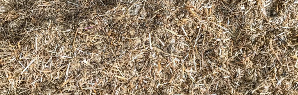 A ration made from cake and bread, mixed in a diet feeder with straw