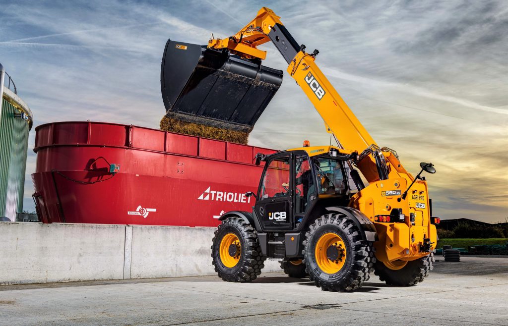 JCB’s Loadall 560-80 AGRI Pro in action