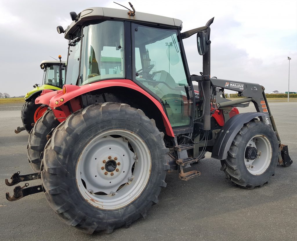 This 2005 Massey Ferguson 5455, with a front loader and 4,527 hours showing, sold for €18,500 (plus VAT and commission)