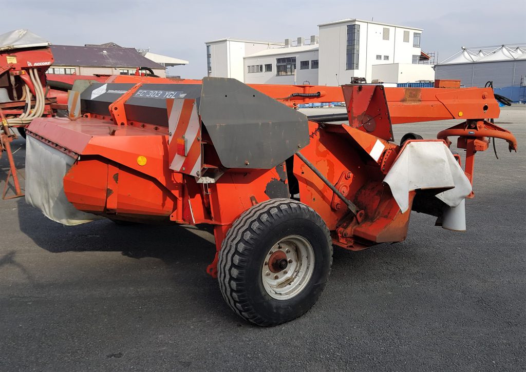 This (10ft-wide) Kuhn FC 303 YGL mower-conditioner sold for €1,500 (no VAT; plus commission)