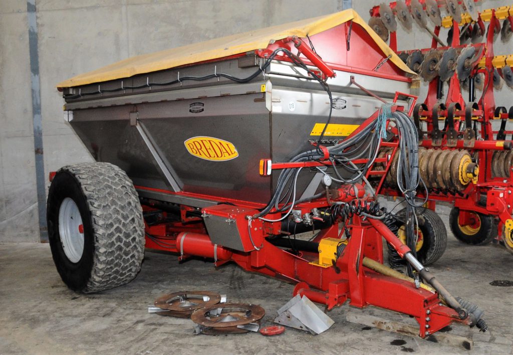 This 'fully automatic' 2008 Bredal K85 (fertiliser/lime spreader) was fitted with air brakes. It sold for €27,000