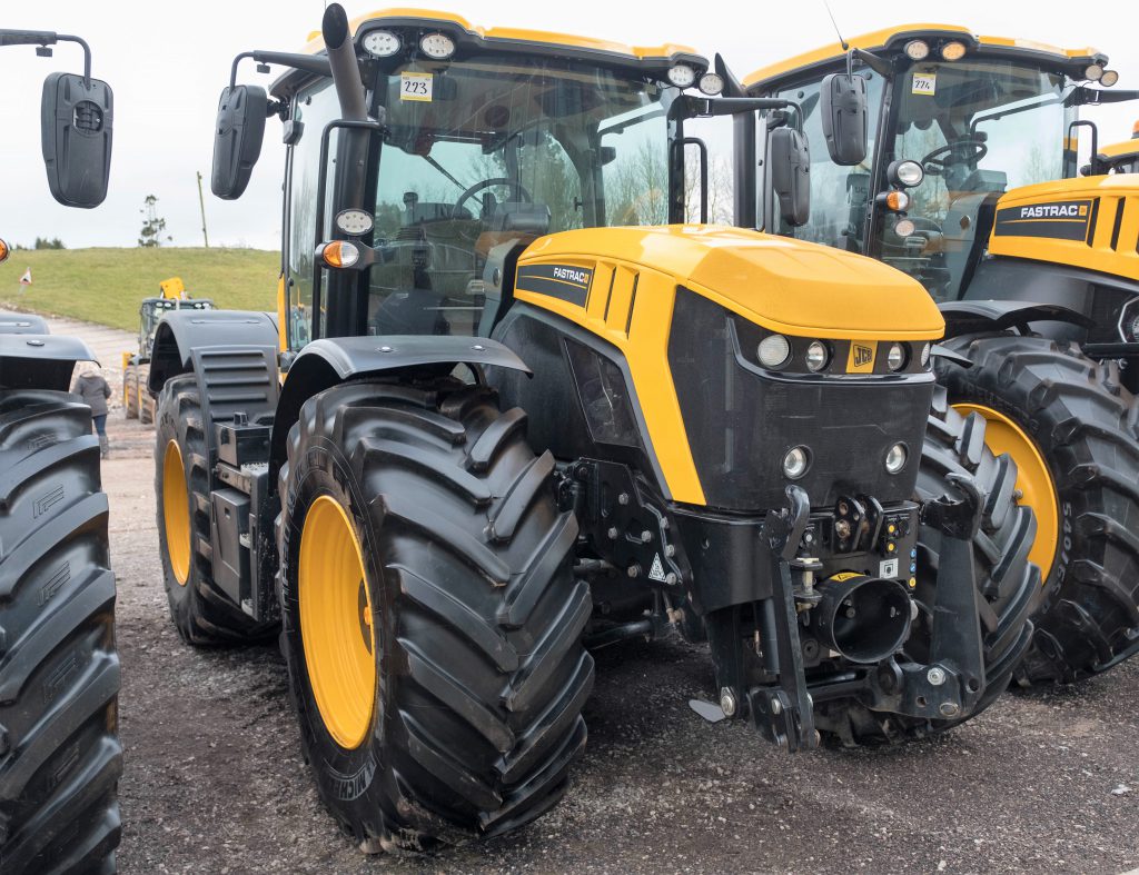 This 2017 JCB 4220 Fastrac (600/70 R30 tyres; 'power beyond'; fender spool controls; GPS ready; 868 hours) sold for £97,000