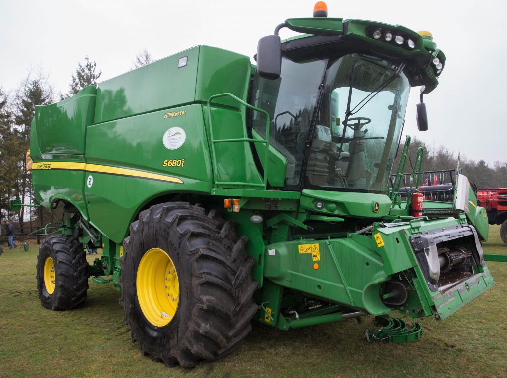 This 2013 John Deere S680i HillMaster (30ft cut; rape extension header; AutoTrac ready; trolley; 800/70 R32 front wheels/tyres; 741.4 drum hours) sold for £146,000
