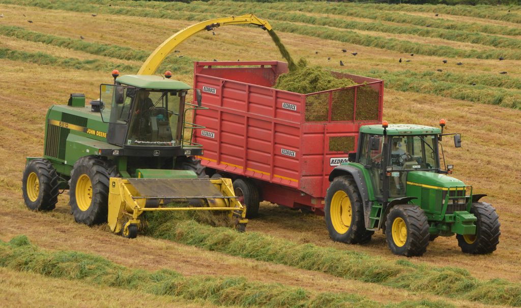 A John Deere 6610 (the 6810’s less powerful sibling) in action. Image source: Shane Casey