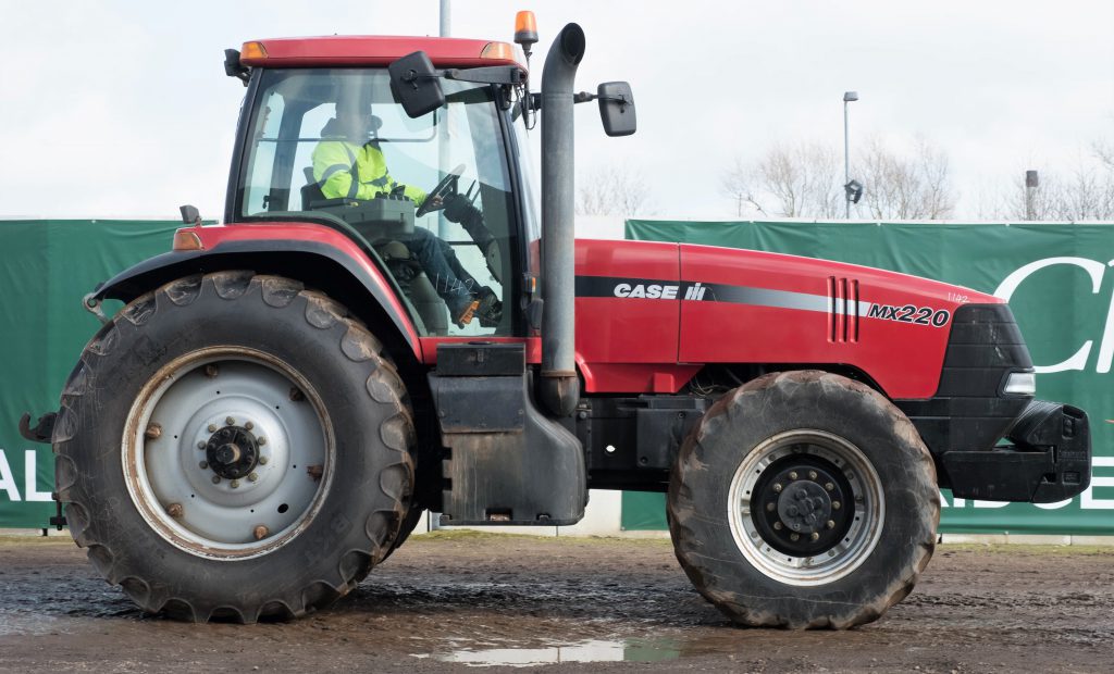 This 2001 Case IH MX220 Magnum (40kph), with 6,937 hours showing, sold for £15,800