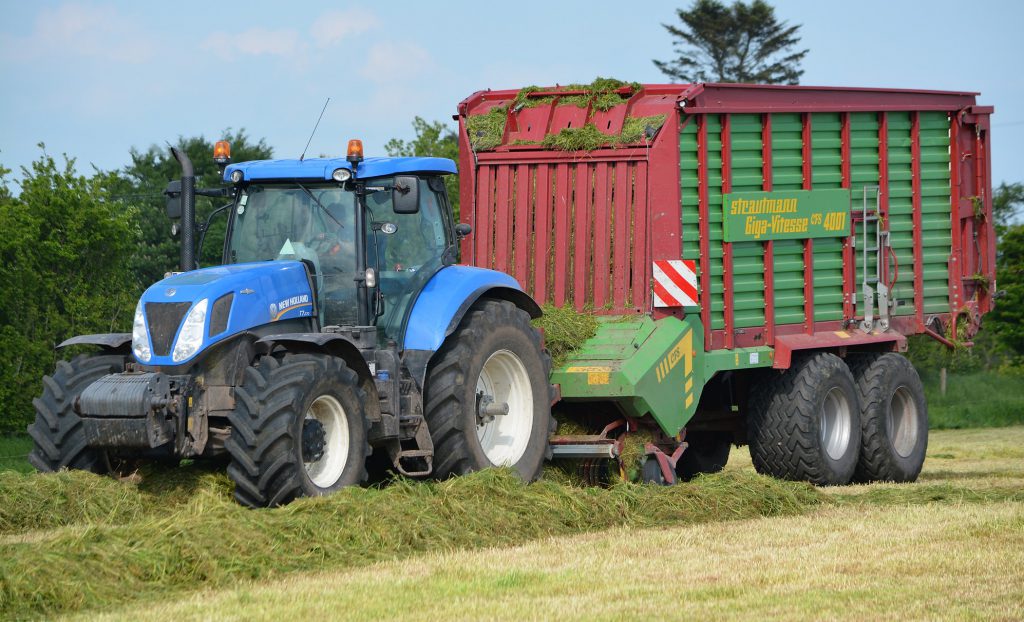 A contractor lifting silage with a wagon in Co. Cork. Image source: Shane Casey