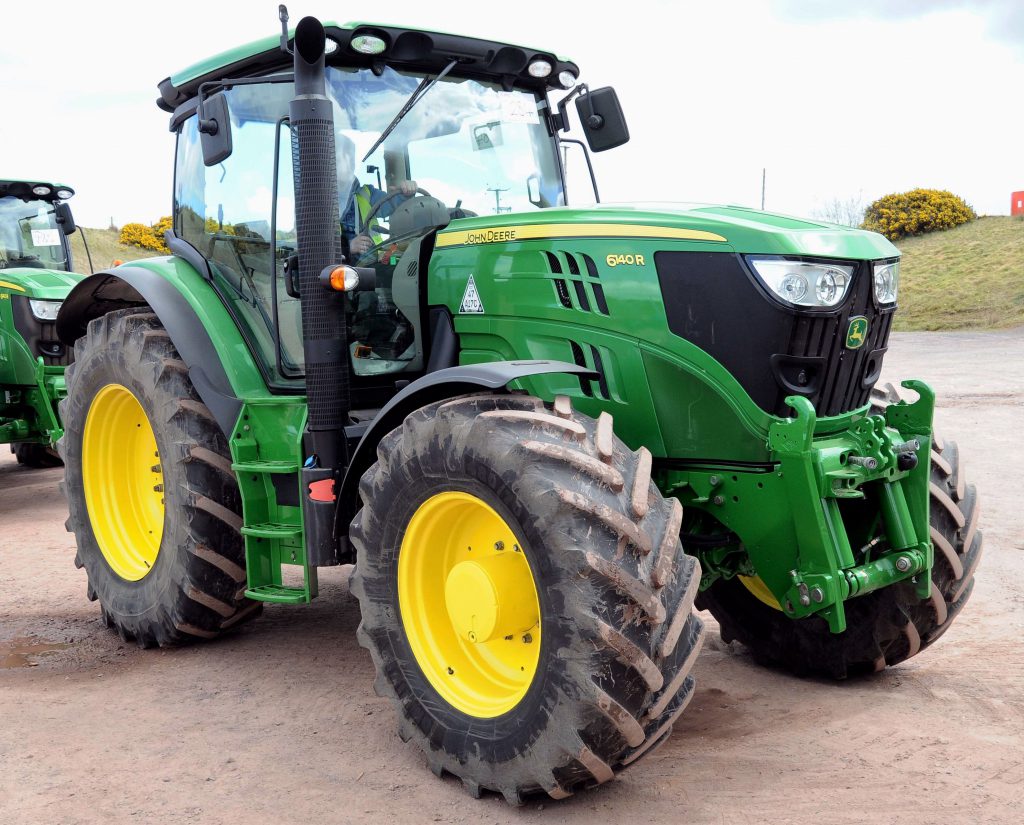 This 2014 John Deere 6140R (front axle and cab suspension; air brakes; 3,508 hours) sold for £40,000