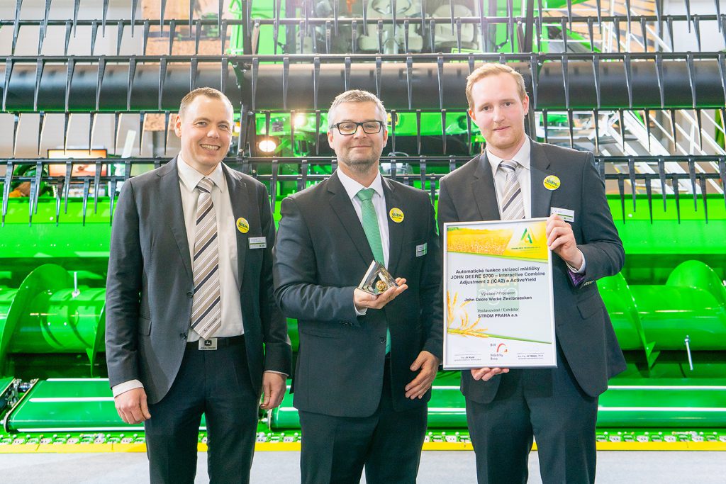 John Deere international territory manager Padraig Brady (left), product specialist Jiri Ptacnik (from John Deere dealer Strom in the Czech Republic) and John Deere international combine product sales specialist Jan Geiger (right) with the TechAgro 2018 Grand Prix Award for the S700 Series combine harvester