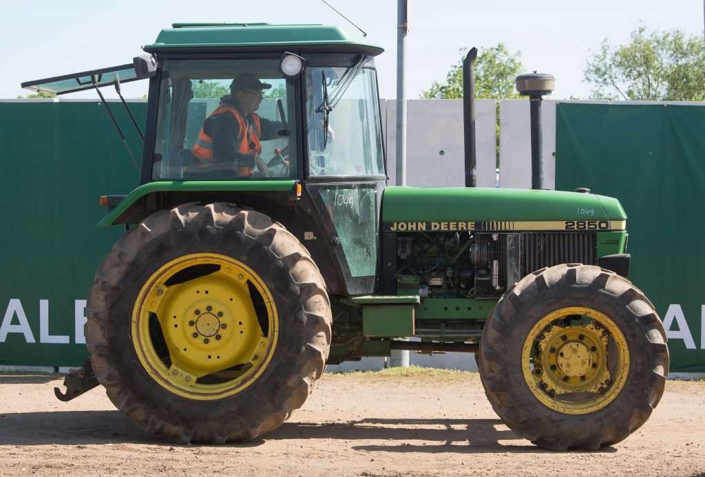 Cosy and ergonomic SG2 cab: This 1990 John Deere 2850 (one owner; 11,395 hours) sold for £4,100