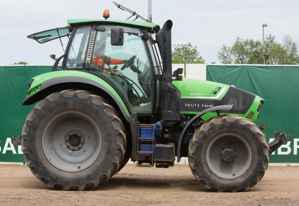 This 2013 Deutz-Fahr 6160 P (3,492 hours) sold for £32,800