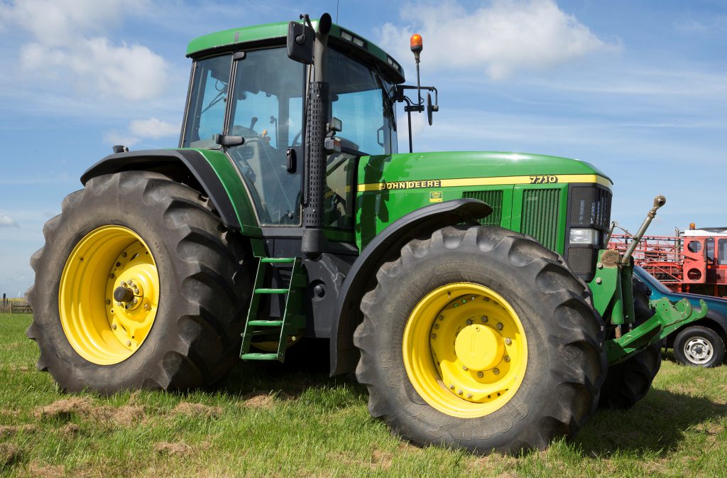 This 2002 John Deere 7710 (PowrQuad; 40kph; LaForge front linkage; 600/65 R28 front and 710/70 R38 rear wheels/tyres; 2,487 hours showing) sold for £49,900