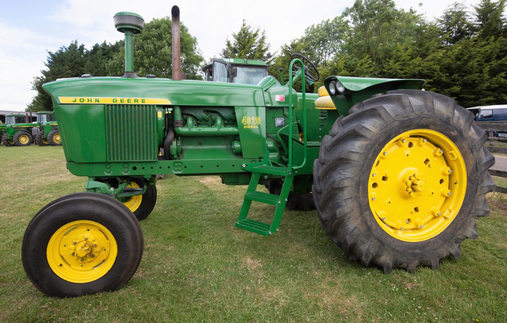 This John Deere 4020 (16.9 R34 rear wheels/tyres; 1,431 hours showing but not correct) sold for £12,800
