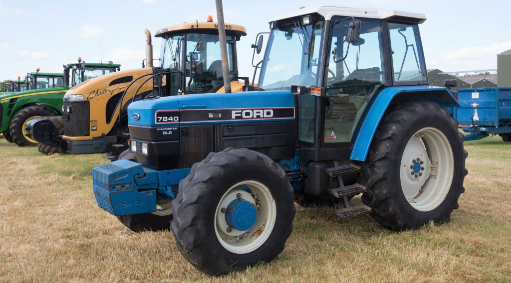 This 1995 Ford 7840 SLE (16.9 R38 rear and 14.9 R24 front wheels/tyres; 7,425 hours) sold for £9,500