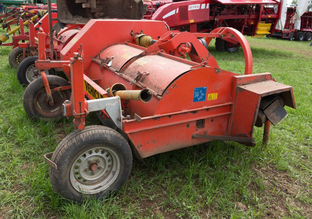 This 1997 Grimme KS 1500 A (haulm topper; front-mounted) sold for £350