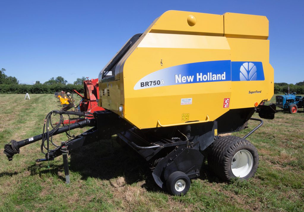 This 2006 New Holland BR750A SuperFeed (twine and net-wrap) sold for £5,300