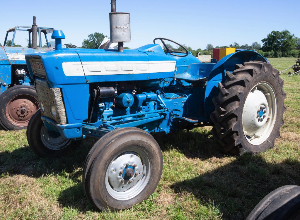 This 1967 Ford 3000 (Select-O-Speed; 12.4 R28 rear wheels/tyres; 3,397 hours) sold for £1,450 (no VAT)