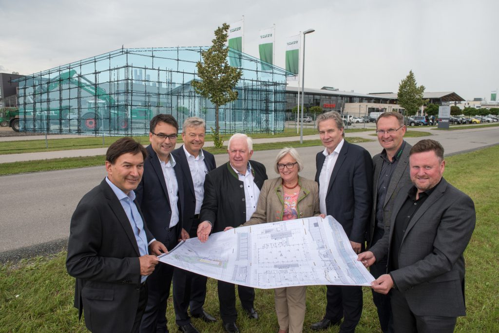 An artist’s impression of the planned building work: (L-R) Michael Gschwender; Roland Schmidt; Dr. Heribert Reiter; Peter-Josef Paffen (all from Fendt); Zita Frey (architect); Ekkehart Glaser (Fendt); Bernd Grobmann and Werner Hobel (Ernst Hobel GmbH)