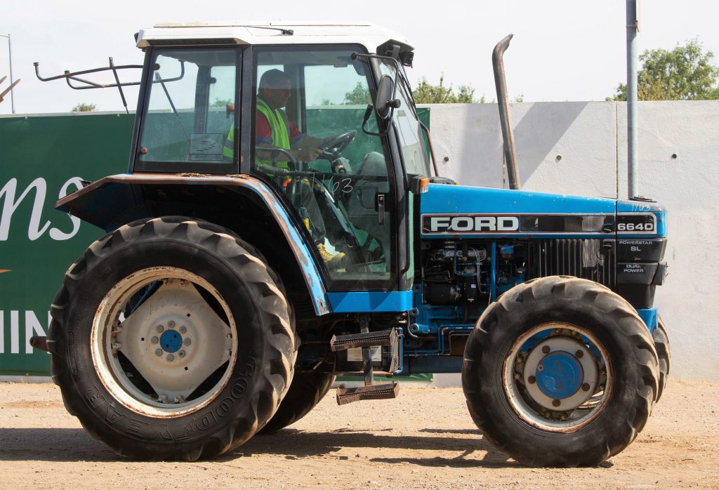 This 1993 Ford 6640 SL (Dual Power; 7,733 hours) sold for £7,200