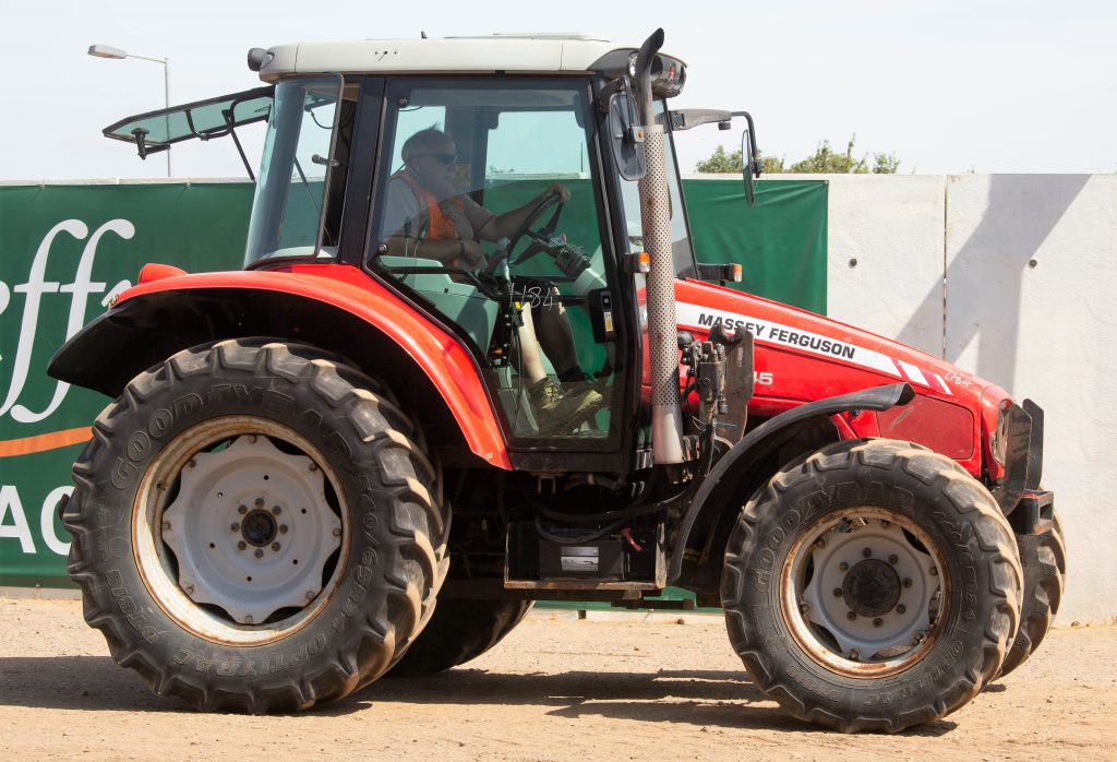 This 2006 Massey Ferguson 5455 (front loader brackets; 3,819 hours) sold for £14,900