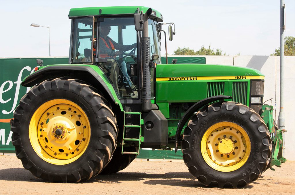 This 1998 John Deere 7710 (PowrQuad; 40kph; TLS; air-conditioning; front linkage) sold for £18,800