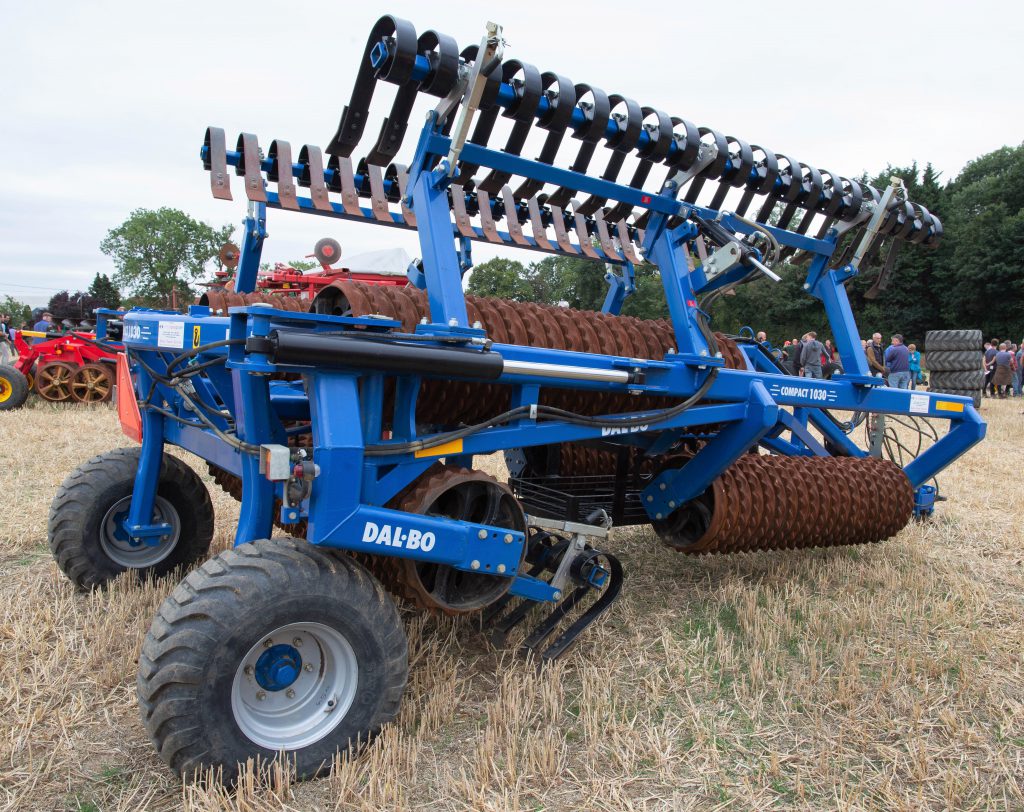 This 2011 Dal-Bo Compact 1030 (10.3m; trailed; horizontal hydraulic folding; 55cm breaker rings) sold for £13,000