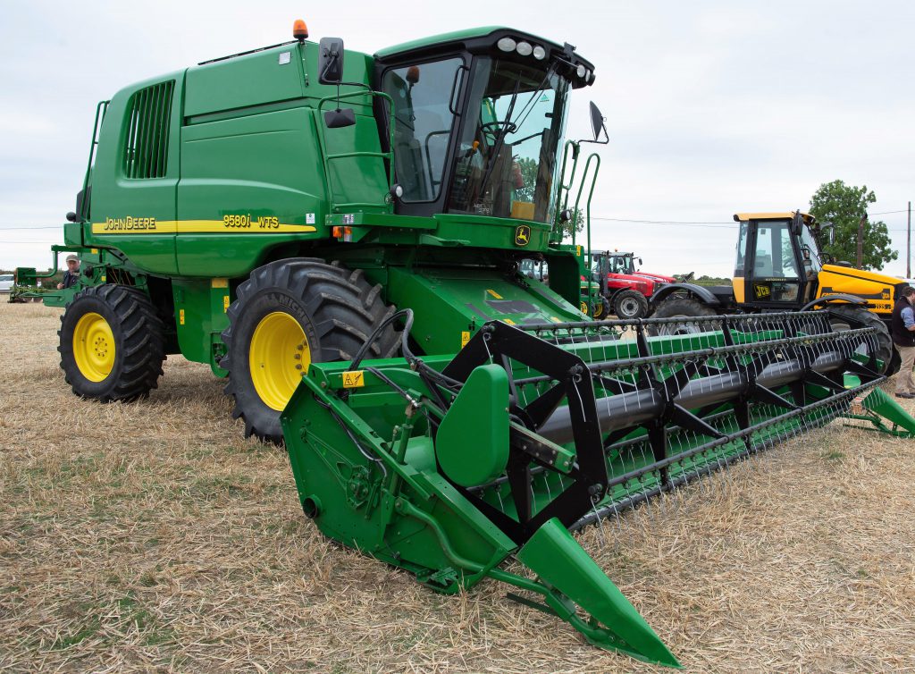 This 2006 John Deere 9580i WTS (20ft-wide 620R header; AutoTrac-ready; 800/65 R32 front wheels/tyres; 1,625 engine hours; 1,315 drum hours) sold for £52,000