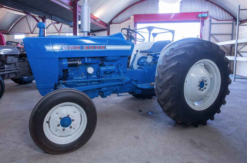 This Ford 3000 (serial number: B931727; 3,921 hours) sold for £3,800