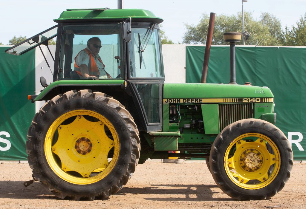 This 1984 John Deere 2140 (SG2 cab; 4WD; 'creeper gears'; ex-university tractor; 9,859 hours) sold for £4,850