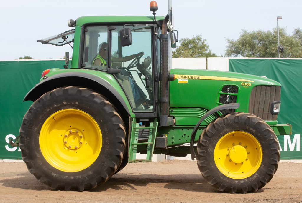 This 2007 John Deere 6830 (Premium; 7,162 hours) sold for £27,500