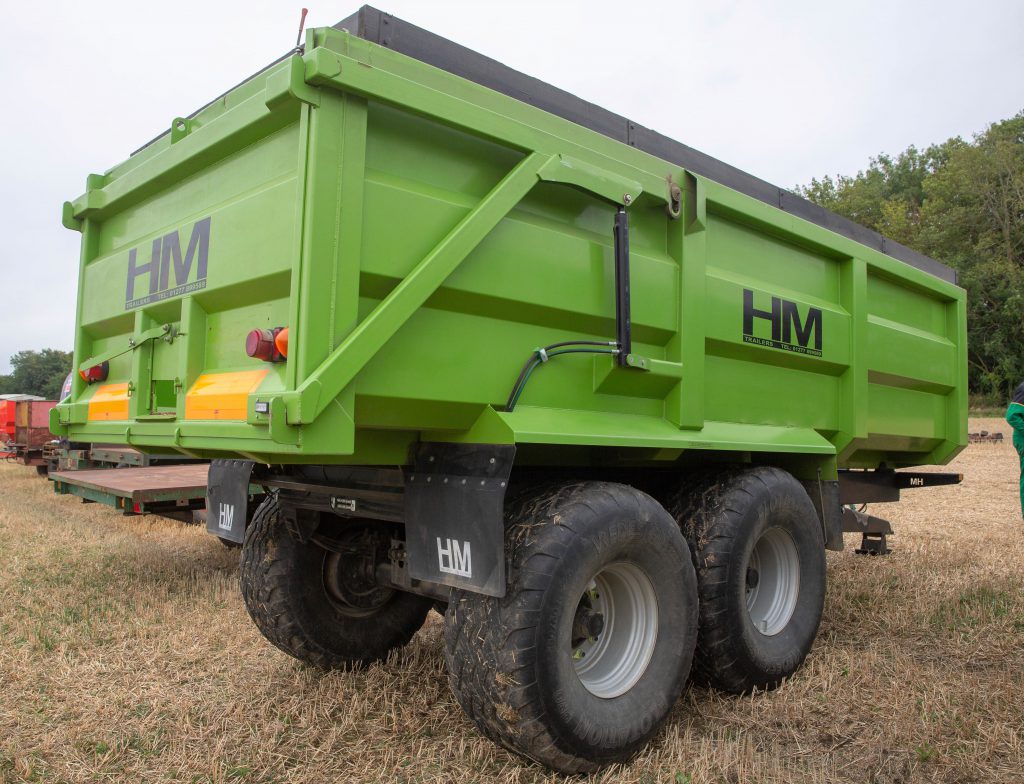 This 2010 HM trailer (14t; tandem-axle; sprung drawbar and axles; hydraulic tailgate; grain chute; 560/60 X 22.5 wheels/tyres) sold for £9,600