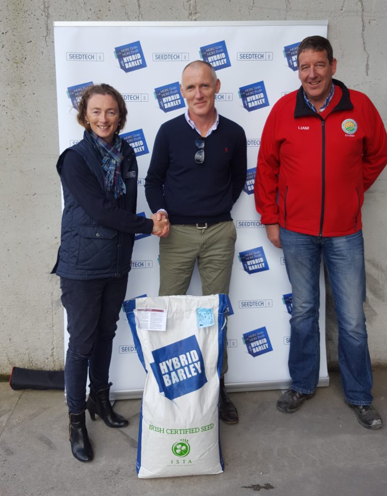 Ellenor McDonnell presents Pat Keenan with 5ha of Belfry hybrid barley seed. Liam Nugent of Farmhill Agri is Pat’s local merchant.
